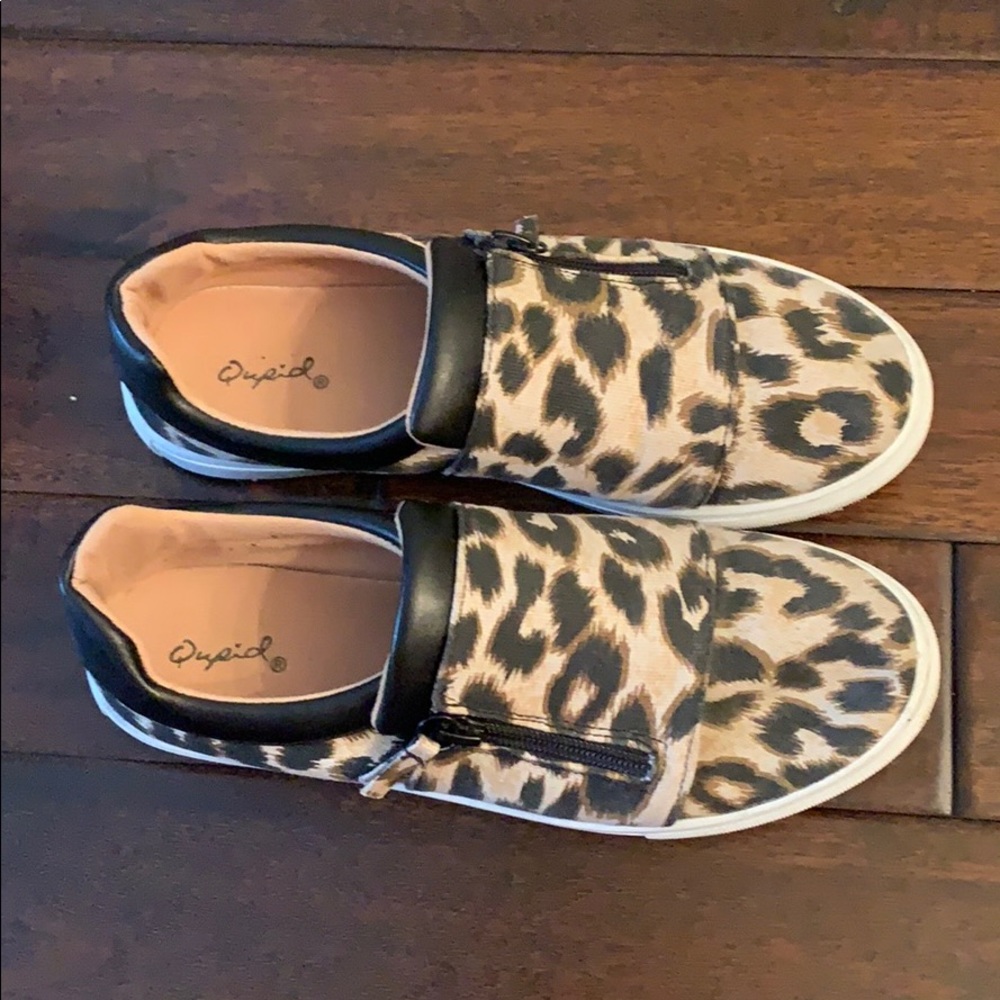 Qupid Leopard Print Side zip shoes EUC!